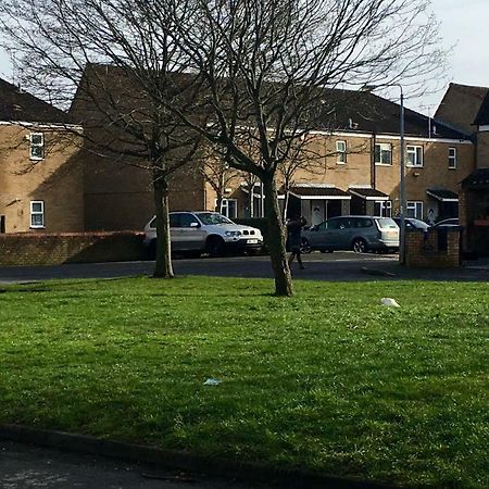 Travelling Stop Apartment Swindon Exterior photo